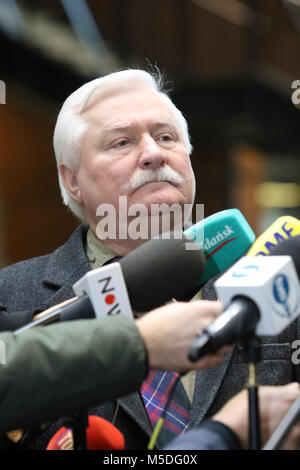 Gdansk, Pologne 22. 10 févr. 2018 L'ancien président de la Pologne Lech Walesa Prix Nobel et (C) répond Grzegorz Schetyna - la Plateforme civique (PO) au président Walesa bureau en centre de la Solidarité Européenne (SCE) à Gdansk. Schetyna et Walesa a parlé des prochaines élections locales et les candidats à la mairie de Gdansk. © Vadim Pacajev / Alamy Live News Banque D'Images