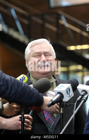 Gdansk, Pologne 22. 10 févr. 2018 L'ancien président de la Pologne Lech Walesa Prix Nobel et (C) répond Grzegorz Schetyna - la Plateforme civique (PO) au président Walesa bureau en centre de la Solidarité Européenne (SCE) à Gdansk. Schetyna et Walesa a parlé des prochaines élections locales et les candidats à la mairie de Gdansk. © Vadim Pacajev / Alamy Live News Banque D'Images