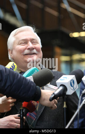 Gdansk, Pologne 22. 10 févr. 2018 L'ancien président de la Pologne Lech Walesa Prix Nobel et (C) répond Grzegorz Schetyna - la Plateforme civique (PO) au président Walesa bureau en centre de la Solidarité Européenne (SCE) à Gdansk. Schetyna et Walesa a parlé des prochaines élections locales et les candidats à la mairie de Gdansk. © Vadim Pacajev / Alamy Live News Banque D'Images