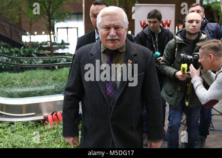 Gdansk, Pologne 22. 10 févr. 2018 L'ancien président de la Pologne Lech Walesa Prix Nobel et (C) répond Grzegorz Schetyna - la Plateforme civique (PO) au président Walesa bureau en centre de la Solidarité Européenne (SCE) à Gdansk. Schetyna et Walesa a parlé des prochaines élections locales et les candidats à la mairie de Gdansk. © Vadim Pacajev / Alamy Live News Banque D'Images