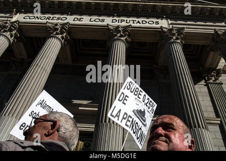 Madrid, Espagne. 22 Février, 2018. Deux pensionnés tenir des pancartes lors d'une manifestation où des milliers de retraités manifestation devant le Congrès des députés réclamant la pension "décent" à Madrid, Espagne. Credit : Marcos del Mazo/Alamy Live News Banque D'Images