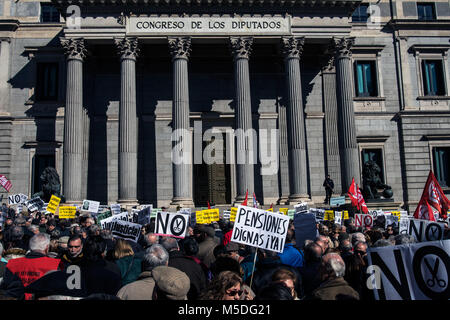 Madrid, Espagne. 22 Février, 2018. Des milliers de retraités manifestation devant le Congrès des députés réclamant la pension "décent" à Madrid, Espagne. Credit : Marcos del Mazo/Alamy Live News Banque D'Images