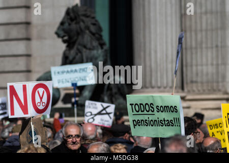Madrid, Espagne. 22 Février, 2018. Les retraités manifestation devant le Congrès des députés réclamant la pension "décent" à Madrid, Espagne. Credit : Marcos del Mazo/Alamy Live News Banque D'Images