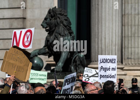 Madrid, Espagne. 22 Février, 2018. Les retraités manifestation devant le Congrès des députés réclamant la pension "décent" à Madrid, Espagne. Credit : Marcos del Mazo/Alamy Live News Banque D'Images