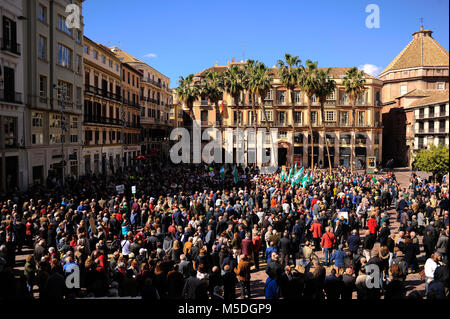 Malaga, Espagne. Feb 22, 2018. Une vue générale de centaines de personnes participant à une manifestation demandant un travail décent et l'augmentation des pensions à Plaza de la ConstituciÃ³n square. Prendre la rue des retraités dans une réserve nationale de protestation contre la décision du gouvernement espagnol d'augmenter les pensions seulement de 0,25  % Crédit : Jésus Merida/SOPA/ZUMA/Alamy Fil Live News Banque D'Images