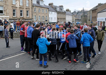 Jedburgh, Mercat Cross, Royaume-Uni. Feb 22, 2018. Jed part Ba' le jeu annuel de part ba' a lieu chaque année le jeudi après l'Fastern E'en. La tradition provient de 1548 lorsqu'une partie de la récupération de l'Écossais Ferniehirst château, un mile au sud de Jedburgh et utilisé une tête à l'anglais dans un jeu de célébration après la bataille. ( Crédit : Rob Gray/Alamy Live News Banque D'Images