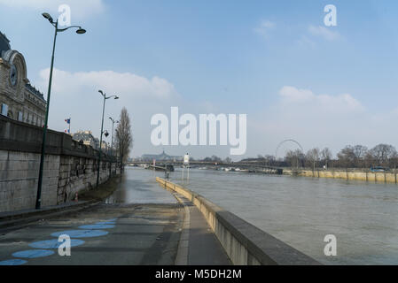 Paris, France. Feb 21, 2018. De l'eau élevé sur la Seine à Paris, France le 21 février 2018. Crédit : Alex Edelman/ZUMA/Alamy Fil Live News Banque D'Images