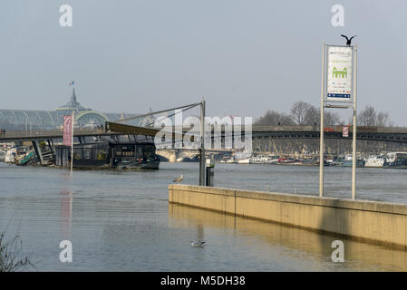 Paris, France. Feb 21, 2018. De l'eau élevé sur la Seine à Paris, France le 21 février 2018. Crédit : Alex Edelman/ZUMA/Alamy Fil Live News Banque D'Images