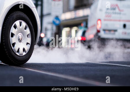 22 février 2018, l'Allemagne, Düsseldorf : Le Tribunal administratif fédéral de Leipzig se prononce sur la légalité de l'interdiction des véhicules diesel dans les centres-villes. Depuis de nombreuses années maintenant les villes allemandes ont enfreint la limite pour les niveaux de pollution de l'oxyde d'azote. Les quatre 'lane Corneluis Street" à Düsseldorf est au centre des discussions. Photo : Marcel Kusch/dpa Banque D'Images