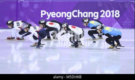 Pyeongchang, Corée du Sud. Feb 22, 2018. Yoshinaga Kazuki (3L) et Yokoyama Hiroki (3R) du Japon au cours de la concurrence du 5 000 m hommes finale du relais B du patinage de vitesse courte piste au Jeux Olympiques d'hiver de PyeongChang 2018 à Gangneung Ice Arena, Gangneung, Corée du Sud, le 22 février 2018. Credit : Lan Hongguang/Xinhua/Alamy Live News Banque D'Images