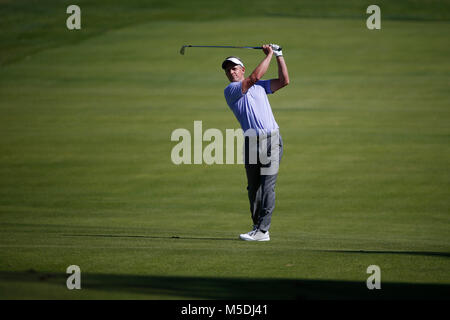 18 février, 2018 Luke Donald hits un tir d'approche sur le deuxième trou lors de la finale du tournoi de golf ouvert la genèse au Riviera Country Club à Pacific Palisades, CA. Charles Baus/CSM Banque D'Images