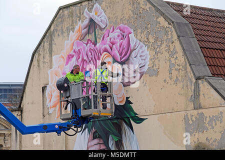 Bristol, Royaume-Uni. 22 Février, 2018. Artiste Jody Thomas travaille sur une peinture murale sur le mur de la fleuriste, un nouveau restaurant sur la rue Park dans le centre-ville. Keith Ramsey/Alamy Live News Banque D'Images