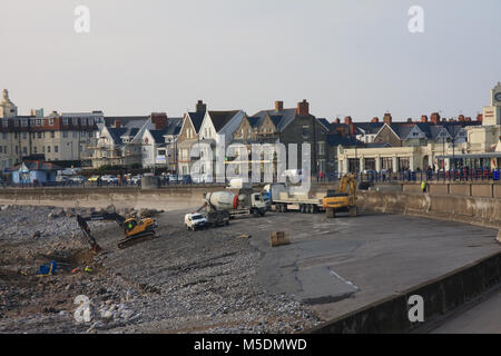 Porthcawl, UK. 22 févr. 2018. Les travaux ont commencé sur le remplacement de Porthcawl, plage en béton avec un terreced structure dans une couleur sable. Crédit : Andrew William Megicks/Alamy Live News. Banque D'Images