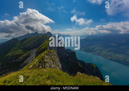 Vue du haut des montagnes Leistkamm sur le lac de Walenstadt, bleu ciel nuageux et Churfirsten Banque D'Images