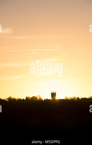 Église St Edward's à Stow on the Wold au lever du soleil sur l'horizon. Silhouette. Stow on the Wold, Cotswolds, Gloucestershire, Angleterre Banque D'Images