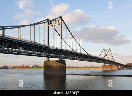 Krefeld-Uerdingen, Rheinbrücke, erbaut 1933-1936. Entwurf : Friedrich Voß Banque D'Images