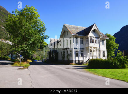 Hellesylt, Norvège - Septembre 2nd, 2017 : Hôtel historique de Hellesylt, une petite ville à l'entrée de Geirangerfjord sur une journée ensoleillée Banque D'Images