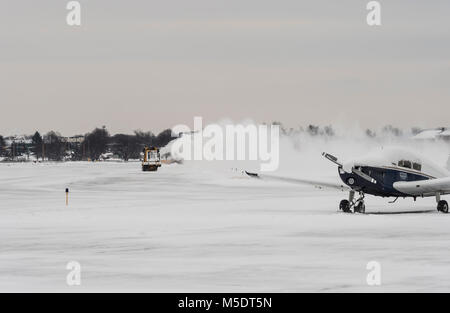 Petit aéroport régional de chasse-neige en hiver, New York, USA Banque D'Images