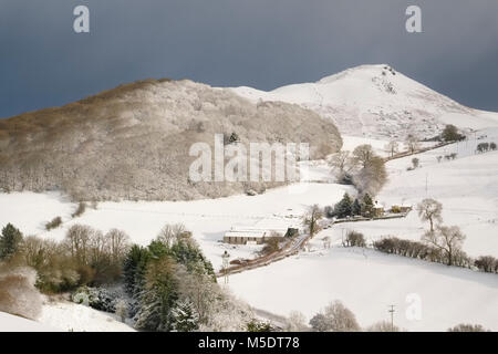 Helmeth Hill et de la CAER Caradoc hill vu de Faye Hellner vu colline couverte de neige en hiver, Church Stretton, Shropshire, Angleterre Banque D'Images
