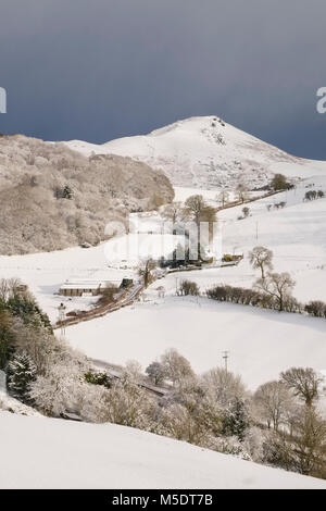 Helmeth Hill et de la CAER Caradoc hill vu de Faye Hellner vu colline couverte de neige en hiver, Church Stretton, Shropshire, Angleterre Banque D'Images