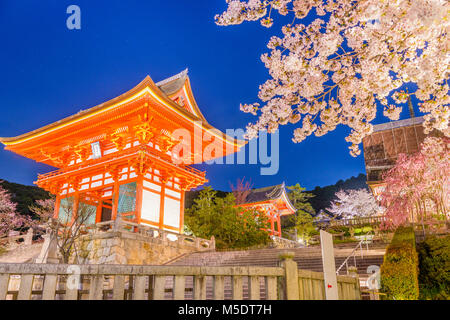 Kyoto, Japon à Temples Kiyomizu-dera Niomon gate durant la saison du printemps. Signes (lire : 'Niomon Gate") Banque D'Images