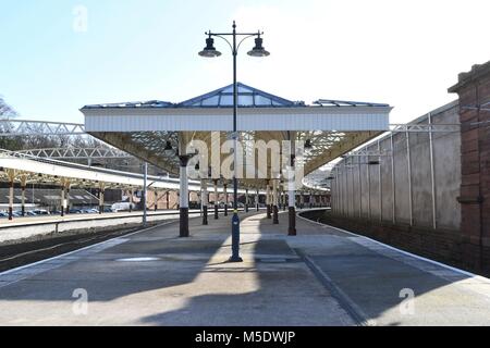 Avec la plate-forme canopy et lampadaire à Wemyss Bay railway station Banque D'Images