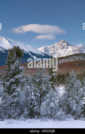 Pyramid Lake au milieu de l'hiver, le parc national Jasper, Alberta, Canada Banque D'Images