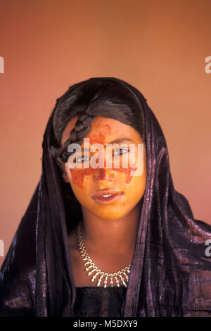 Le Niger, Talak près d'Agadez. Désert du Sahara. Les montagnes de l'air. Sahel. Les gens de la tribu touareg. Femme. Portrait. Habillé pour le mariage. Banque D'Images