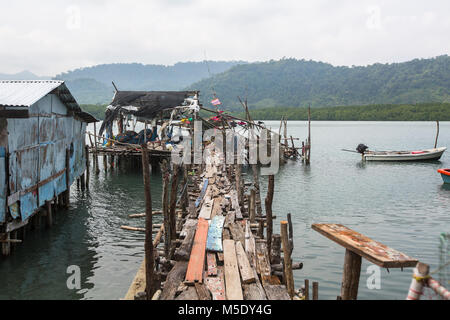 Thai village de pêcheurs sur pilotis de bois dans la mer. Banque D'Images