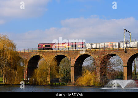 Classe 66 DBS transport diesel-électrique de passage d'un train de marchandises viaduc ferroviaire dans Central Park, Chelmsford, Essex, ligne à partir de la gare de Liverpool Street Banque D'Images