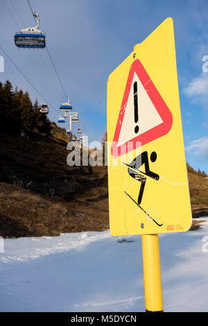 Manque de neige, la Suisse, le domaine de ski, ski, Valais, Riederalp, road sign Banque D'Images