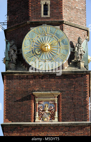 L'horloge sur le côté de l'hôtel de ville néo-gothique ou Ratusz sur la place du marché de Wroclaw, photo Kazimierz Jurewicz Banque D'Images