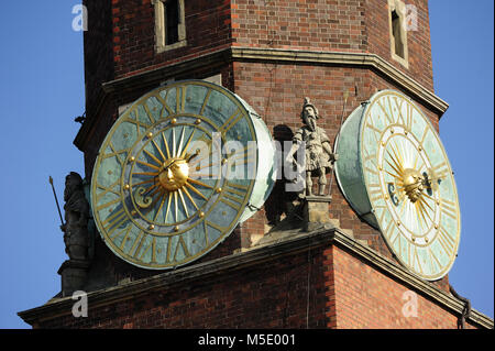 L'horloge sur le côté de l'hôtel de ville néo-gothique ou Ratusz sur la place du marché de Wroclaw, photo Kazimierz Jurewicz Banque D'Images