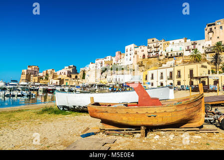 Castellammare del Golfo, Italie - 7 août 2017 : ancien bateau de pêche en bois amarré sur la plage en été à Castellammare del Golfo, en Sicile, Italie Banque D'Images