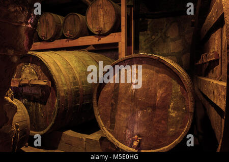 Vieux tonneaux de vin en bois en cave Banque D'Images