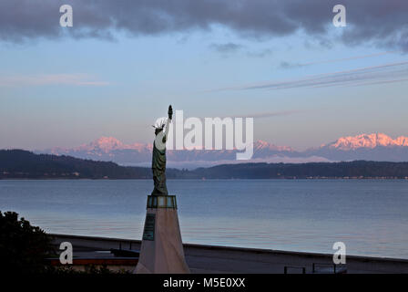 WA13614-00...WASHINGTON - réplique de la Statue de la liberté située sur Alki Beach à West Seattle avec vue sur les montagnes olympiques. 2017 Banque D'Images