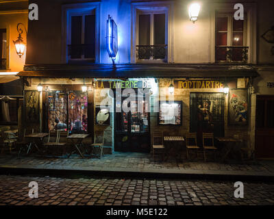 Montmartre, Paris - 7 janvier 2018 : soirée vue d'un restaurant typique dans le quartier des artistes de Montmartre, Paris. Banque D'Images