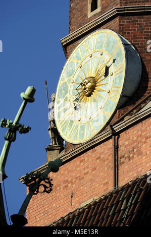 L'horloge sur le côté de l'hôtel de ville néo-gothique ou Ratusz sur la place du marché de Wroclaw, photo Kazimierz Jurewicz Banque D'Images