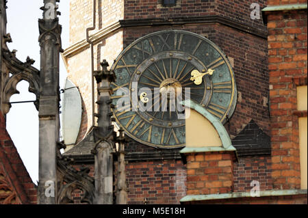 L'horloge sur le côté de l'hôtel de ville néo-gothique ou Ratusz sur la place du marché de Wroclaw, photo Kazimierz Jurewicz Banque D'Images