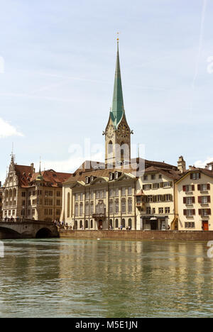 Soirée avec la ville de Zurich, Suisse l'Église Fraumunster Banque D'Images