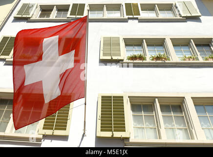 Drapeau suisse sur la façade du bâtiment à Zurich, Suisse Banque D'Images