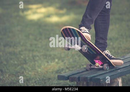 Close up of man jambes ride sur skate board Banque D'Images