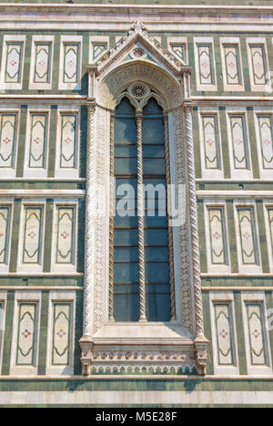 DUOMO DE FLORENCE DANS LA FENÊTRE DE STYLE NÉO-GOTHIQUE Banque D'Images