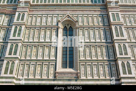 DUOMO DE FLORENCE DANS LA FENÊTRE DE STYLE NÉO-GOTHIQUE Banque D'Images