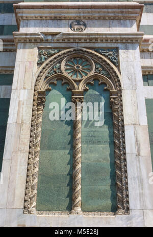 DUOMO DE FLORENCE DANS LA FENÊTRE DE STYLE NÉO-GOTHIQUE Banque D'Images