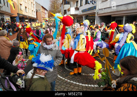 Carnaval rhénan,Rose,Lundi Lundi Gras 2018 procession dans Duelken,people,spectateurs,les fous,les costumes,D-Viersen,D-Viersen-Duelken,Hollande,Rhénanie du Nord - Westphalie,,NRW Banque D'Images