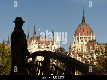 Statue d'Imre Nagy et l'édifice du parlement à Budapest, Hongrie Banque D'Images