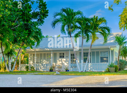 Grand Cayman, îles Caïmans, bleu Caraïbes-style house dans le quartier de West Bay Banque D'Images