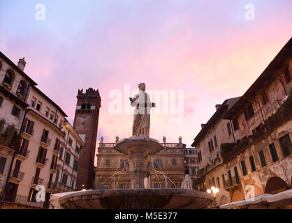 Statue fontaine de Madonna Verona (fontaine Notre Dame) avec le Palazzo Maffei et Gardello tour à l'arrière-plan sur la Piazza delle Erbe à Vero Banque D'Images