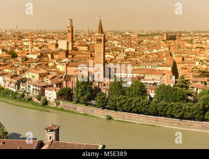 La ville de Vérone avec Sant'Anastasia (Église Sant Anastasia Campanile) et l'Adige, Vérone, Italie Banque D'Images